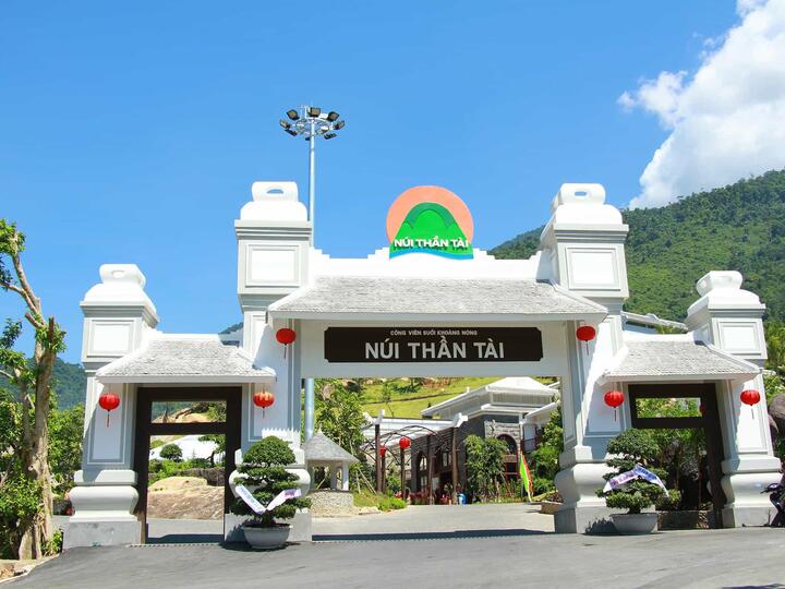 Núi Thần Tài