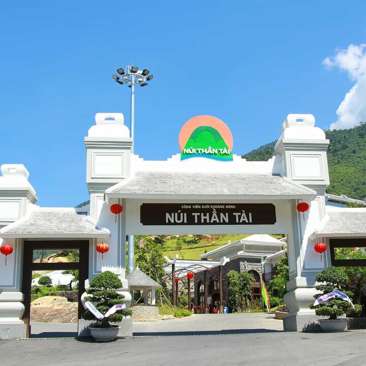 Núi Thần Tài
